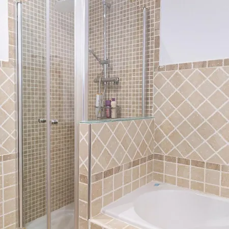 Apartment Bright 3 Bedroom Townhouse With Stunning Views *