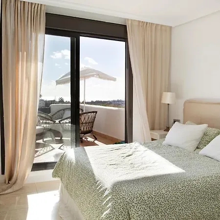 Bright 3 Bedroom Townhouse With Stunning Views *