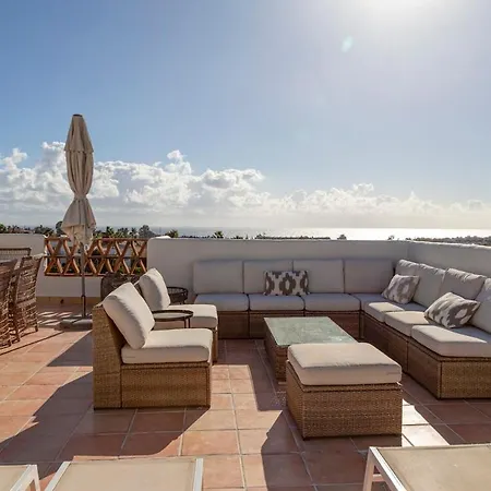 Bright 3 Bedroom Townhouse With Stunning Views *